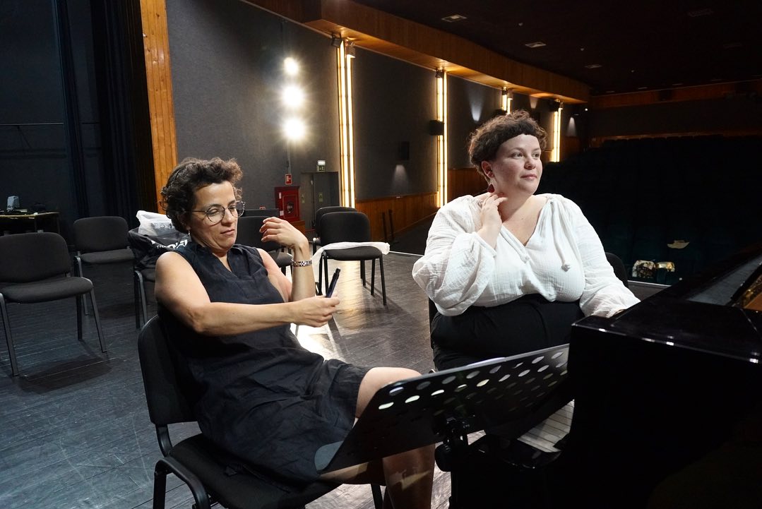 Andrea Conangla and Sofia Borges at the piano
